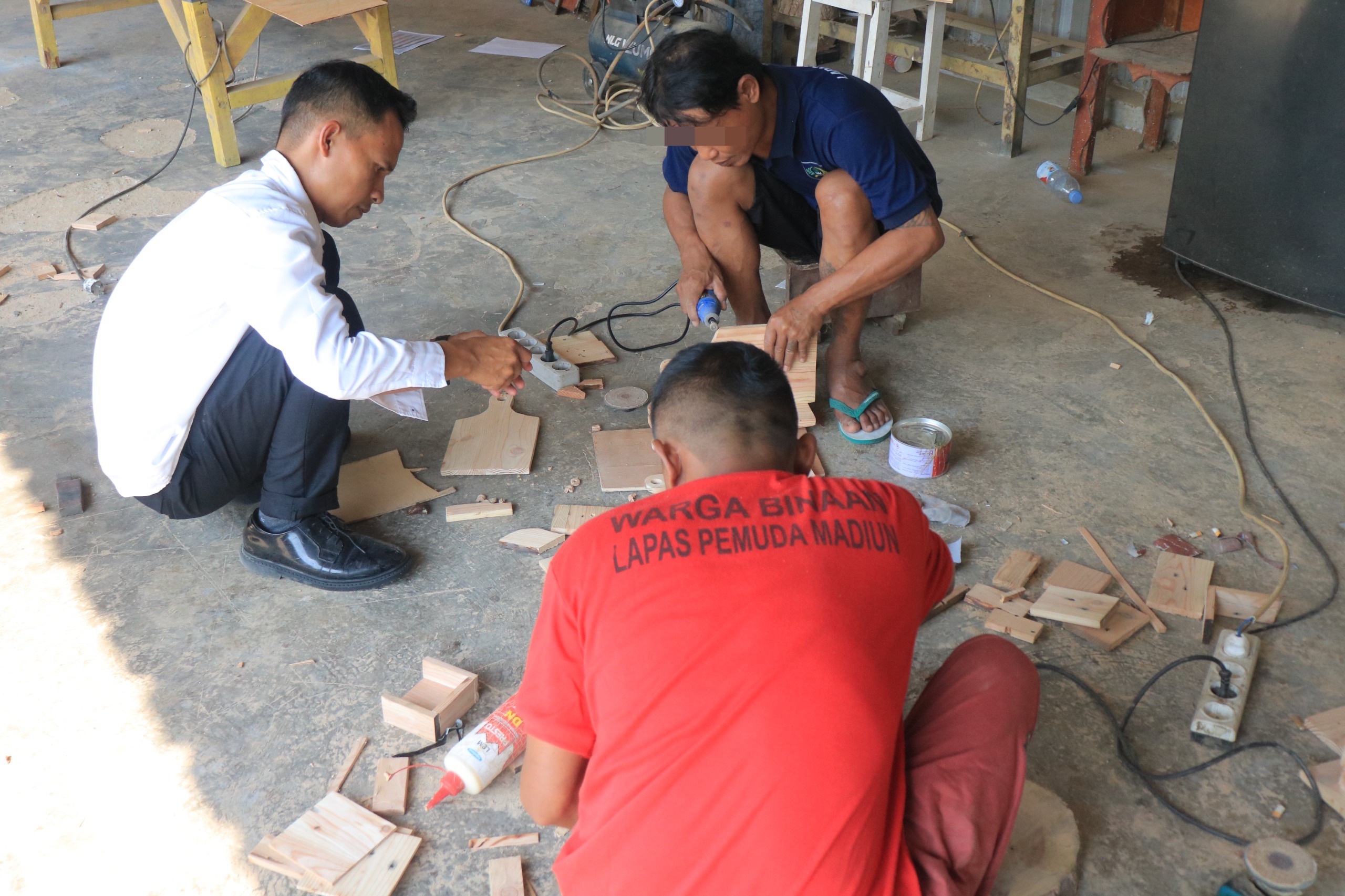 Warga Binaan Lapas Pemuda Madiun membuat kerajinan dari Kayu Jati Belanda.