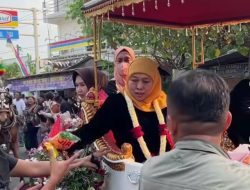 Satu Kereta dengan Kang Bupati saat Grebeg Tutup Suro, Gubernur Khofifah Kagumi Warga Ponorogo Jaga Budaya