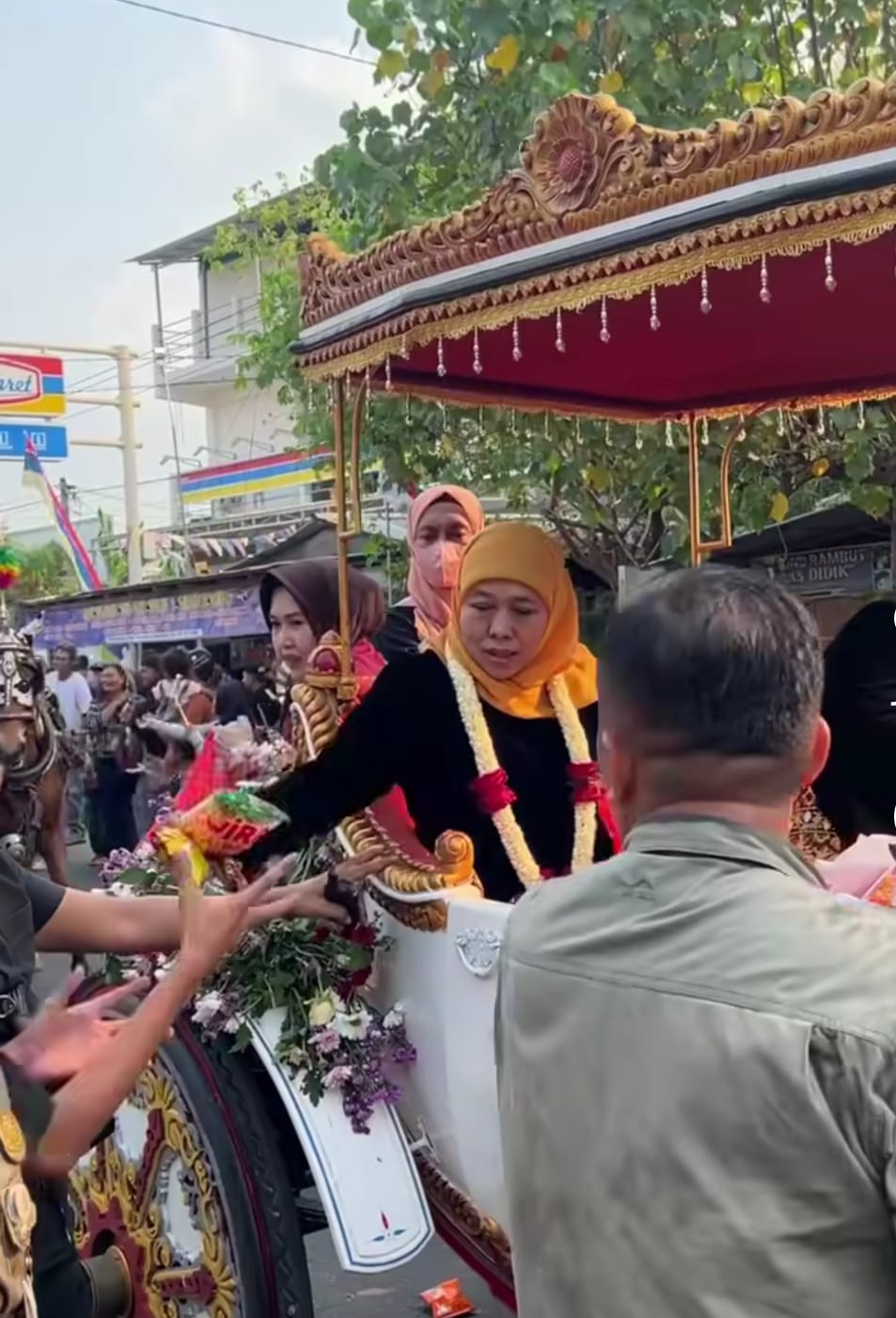 Gubernur Jawa Timur bersama Kang Bupati Sugiri Sancoko dalam Kirab Grebeg Tutup Suro.