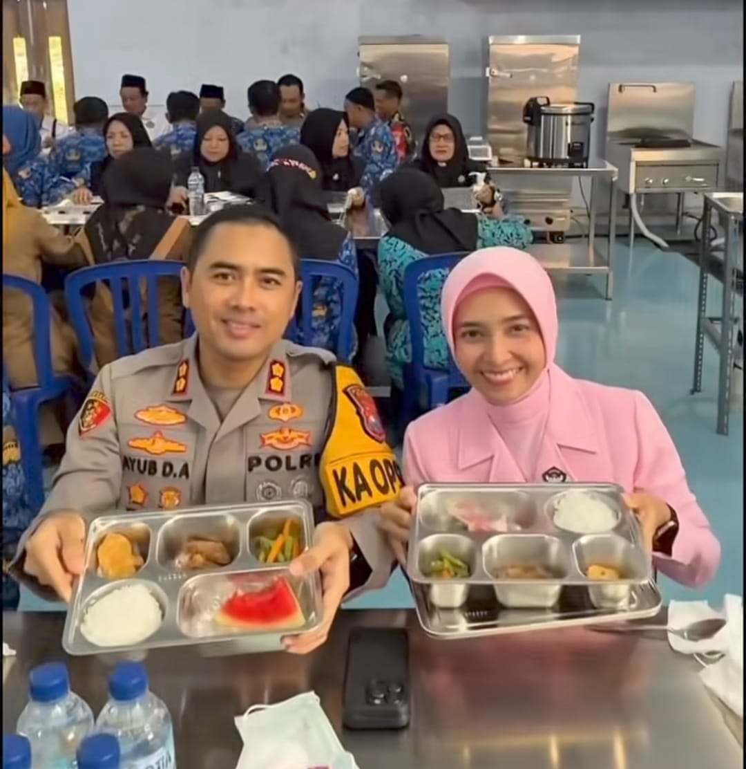 Kapolres Pacitan menikmati masakan di SPPG Polres Jati Malang