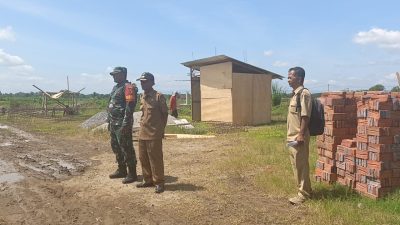 Kepala Desa Ketawang bersama Babinsa di lokasi pembangunan Koperasi Desa Merah Putih (KDMP) Desa Ketawang