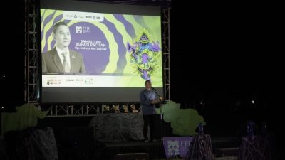 Bupati Pacitan, Indrata Nur Bayu Aji saat membuka Festival Film Horor di Pantai Pancer Dorr