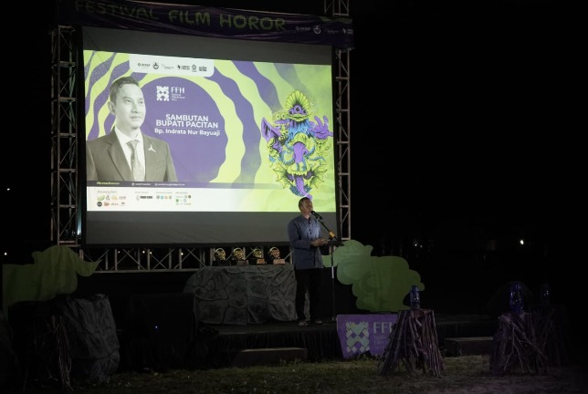 Bupati Pacitan, Indrata Nur Bayu Aji saat membuka Festival Film Horor di Pantai Pancer Dorr