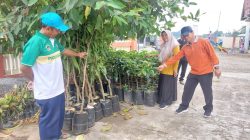 Pembagian Bibit Pohon dan Sayuran di Desa Bukur Kecamatan Jiwan.