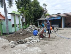 Gunakan ADD, Pemdes Klumutan Saradan Percantik Halaman Balai Desa dengan Pavingisasi