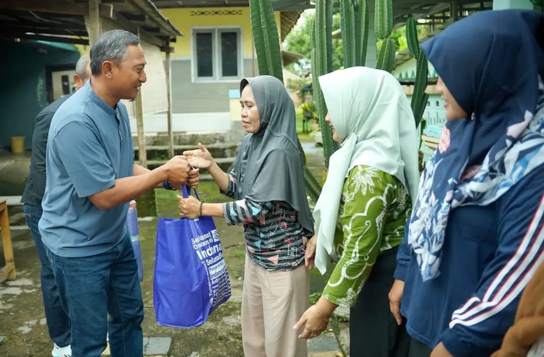Bupati Pacitan memberikan bantuan kepada warga yang terdampak Gempa Bumi.