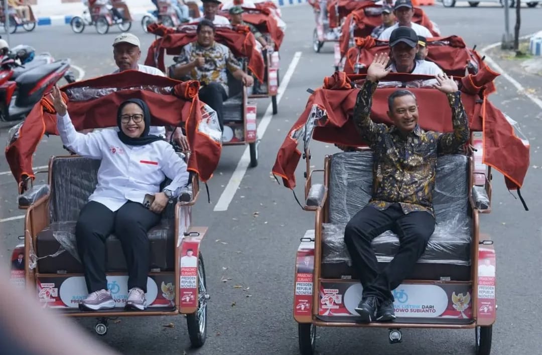 Ceria, Pengayuh Becak di Pacitan menerima bantuan dari Presiden Prabowo.