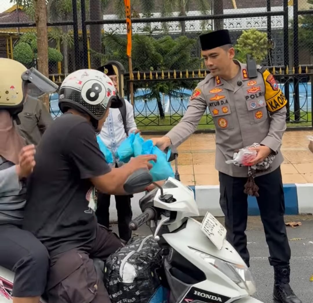 Kapolres Pacitan saat membagikan Takjil kepada Pengendara Motor