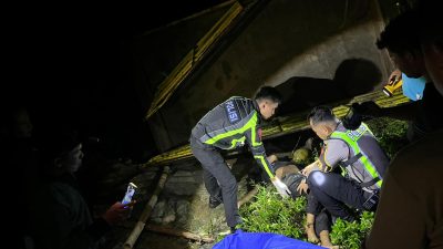 Petugas Polres Pacitan mengevakuasi korban laka tunggal di Gawang Kebonagung.