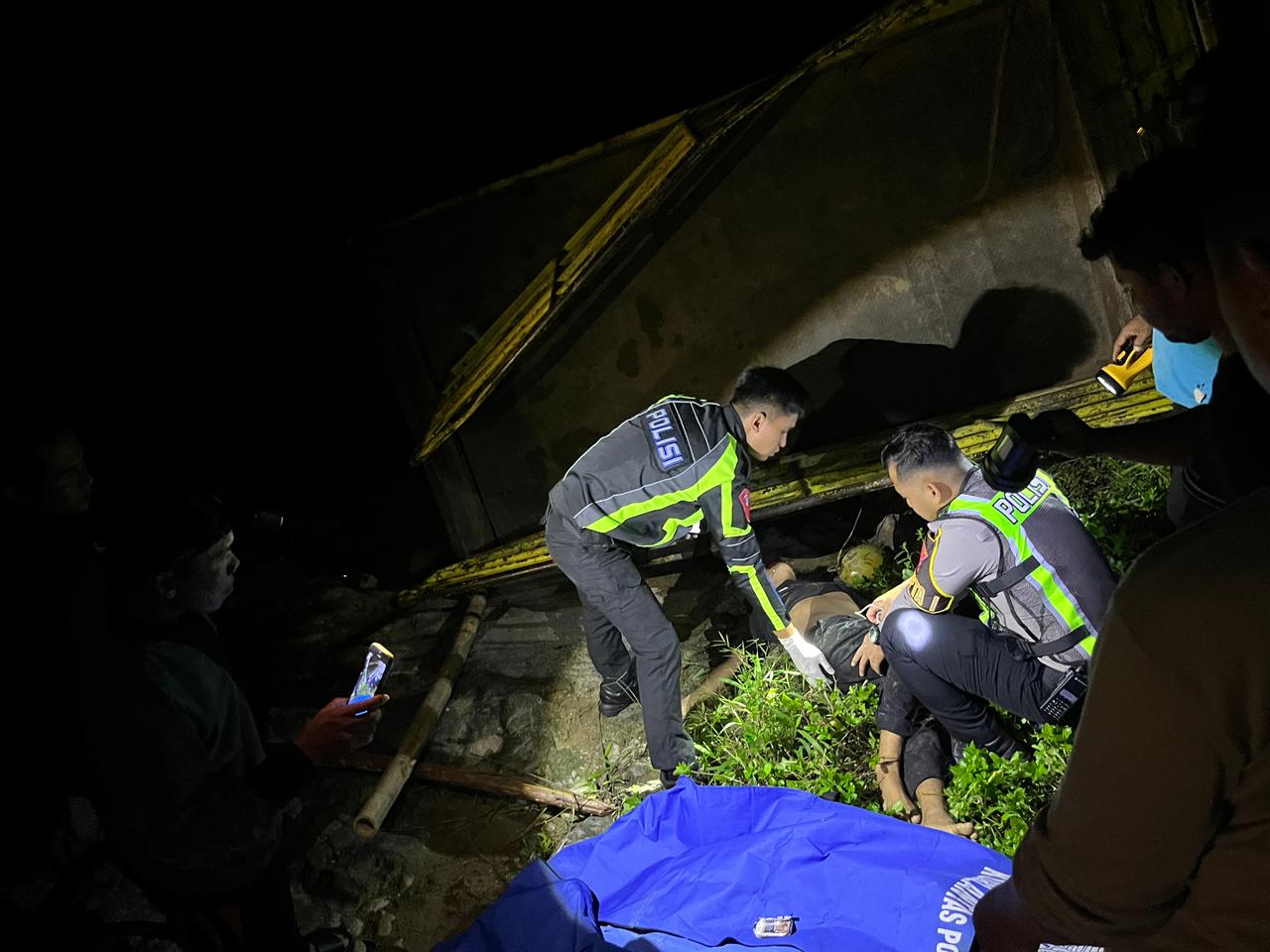 Petugas Polres Pacitan mengevakuasi korban laka tunggal di Gawang Kebonagung.