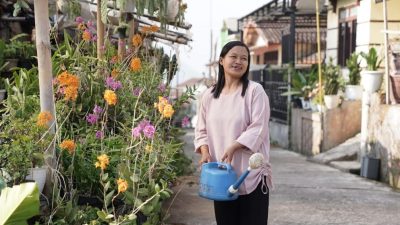 Ibu-ibu Full Senyum, Usahanya dibantu modal dan pendampingan oleh Mekaar.