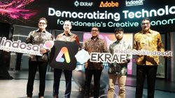 Teuku Riefky Harsya Menteri Ekonomi Kreatif Republik Indonesia (kedua dari kanan), Vikram Sinha, President Director and Chief Executive Officer Indosat Ooredoo Hutchison (paling kanan), dan David Wadhwani President of Creativity & Productivity Business Adobe (kedua dari kiri) berkolaborasi mendukung masyarakat Indonesia dalam mengubah kreativitas menjadi peluang melalui pemanfaatan teknologi dan AI.