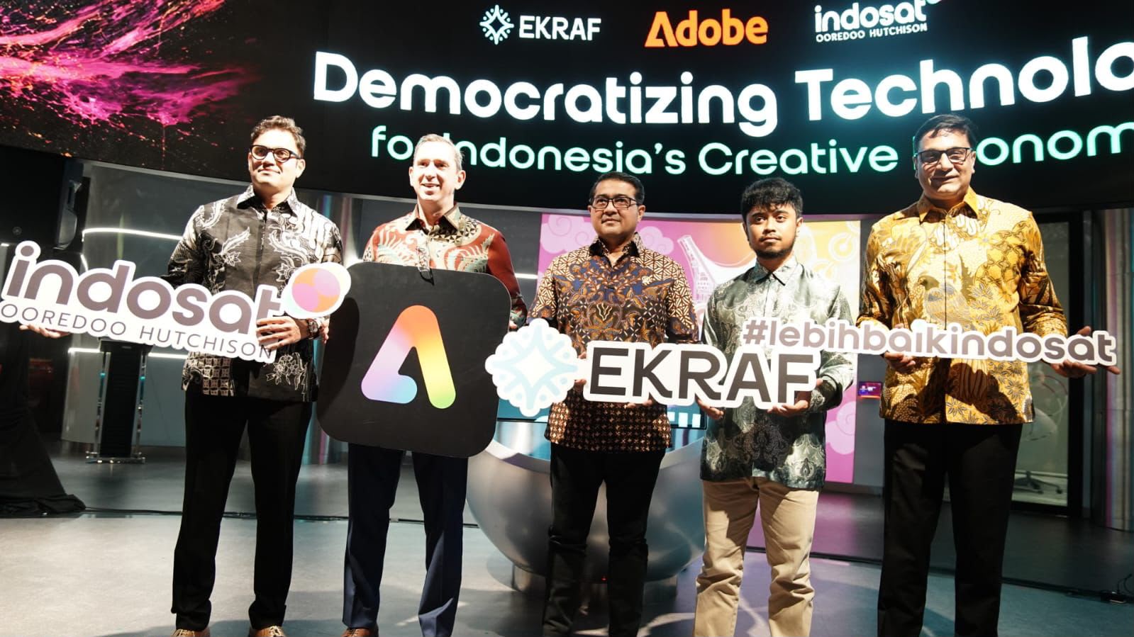 Teuku Riefky Harsya Menteri Ekonomi Kreatif Republik Indonesia (kedua dari kanan), Vikram Sinha, President Director and Chief Executive Officer Indosat Ooredoo Hutchison (paling kanan), dan David Wadhwani President of Creativity & Productivity Business Adobe (kedua dari kiri) berkolaborasi mendukung masyarakat Indonesia dalam mengubah kreativitas menjadi peluang melalui pemanfaatan teknologi dan AI.