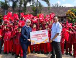 MPM Honda Jatim Salurkan Perlengkapan Sekolah dan Edukasi Safety Riding bagi Siswa SDN Pagowan 1 Lumajang