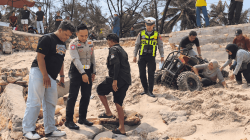 Petugas melakukan olah TKP Kecelakaan ATV di Pantai Klayar.