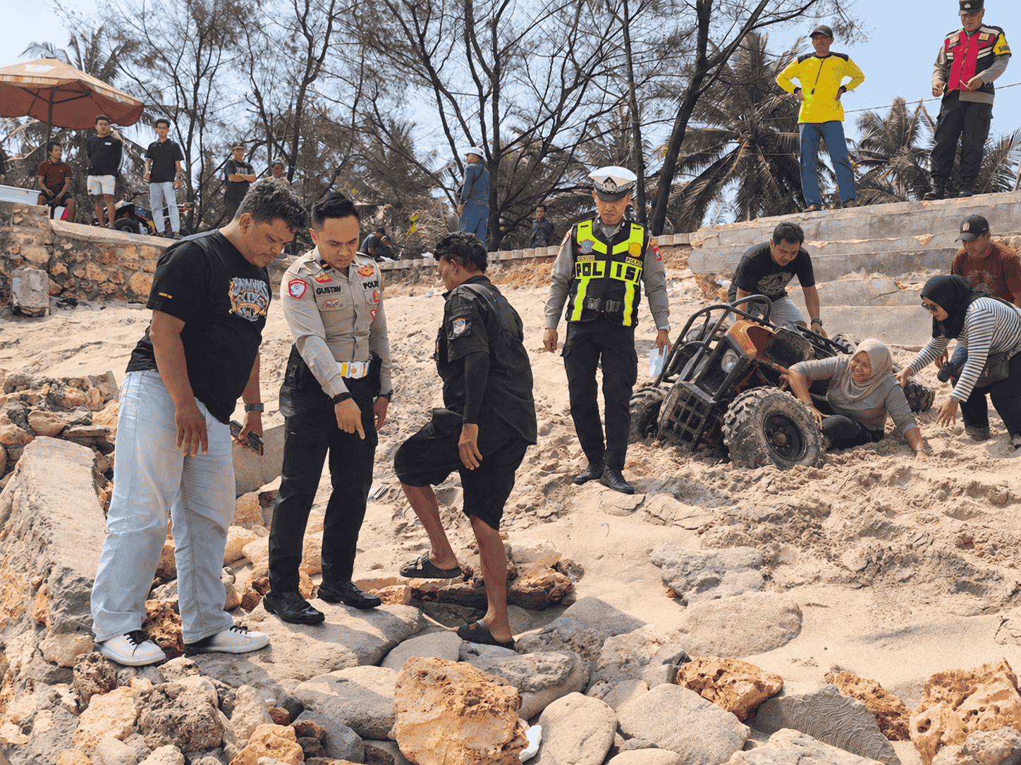 Petugas melakukan olah TKP Kecelakaan ATV di Pantai Klayar.
