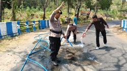 Petugas bergerak cepat membersihkan tumpahan solar yang membasahi badan jalan di kawasan Dukuh Putuk Suren, Desa Singgahan, Kecamatan Pulung