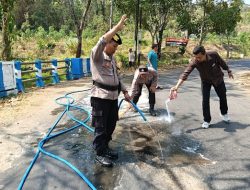 Aksi Cepat Polsek Pulung dan Warga Bersihkan Tumpahan Solar demi Keselamatan Jalan